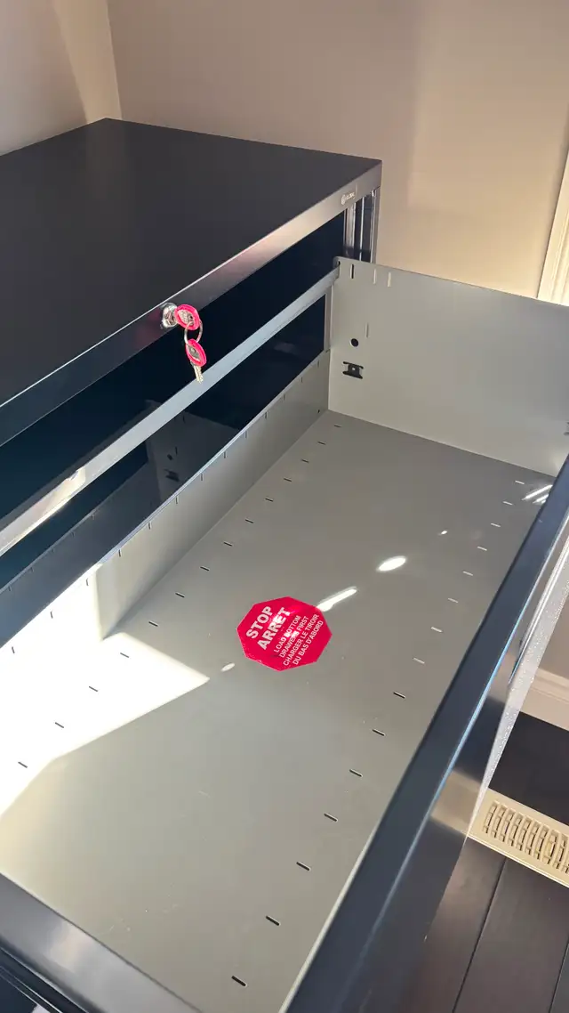 Filing cabinet, black577399351663011841
