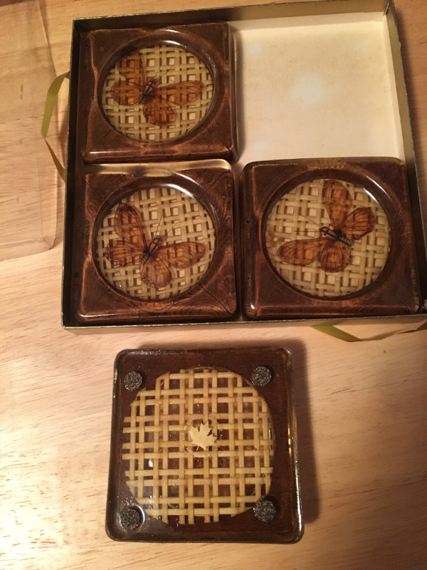 4 vintage Lucite coasters in Home Décor & Accents in Gatineau - Image 2