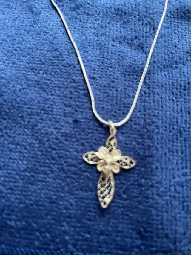 Sterling Cross Necklace in Jewellery & Watches in Ottawa - Image 5