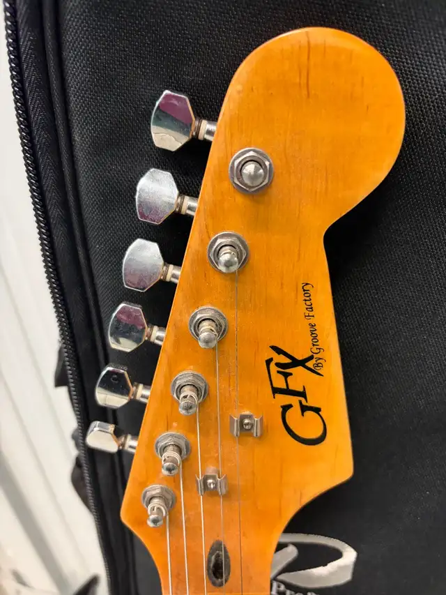 GFX by Groove Factory Stratocaster 1990s in Guitars in City of Montréal - Image 3