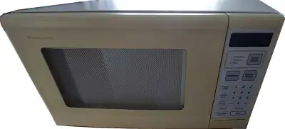 Four Micro-Ondes Panasonic Microwave Oven, View more