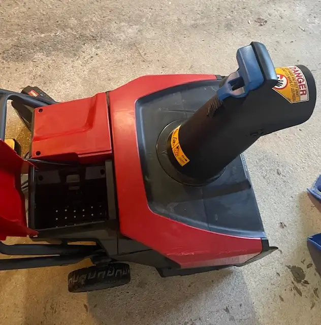 Toro e21 Electric Snow Blower *Excellent condition!* in Snowblowers in Laval / North Shore - Image 4