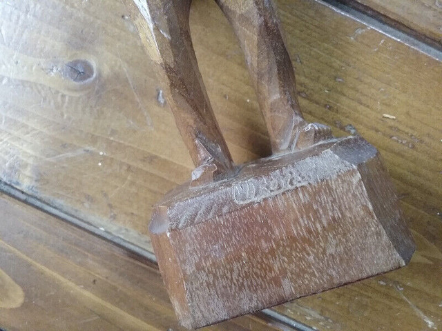 Sculpture en bois d'un homme par Caron à vendre in Arts & Collectibles in Lévis - Image 3