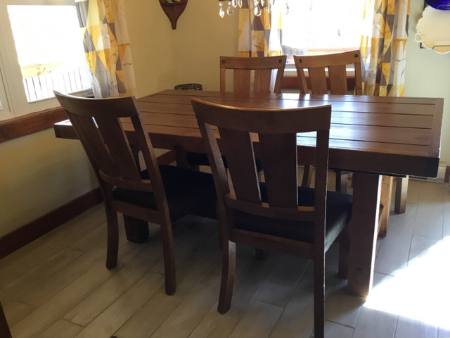 table de salle a manger +4 chaises dans Mobilier de salle à manger et cuisine  à Laurentides - Image 2