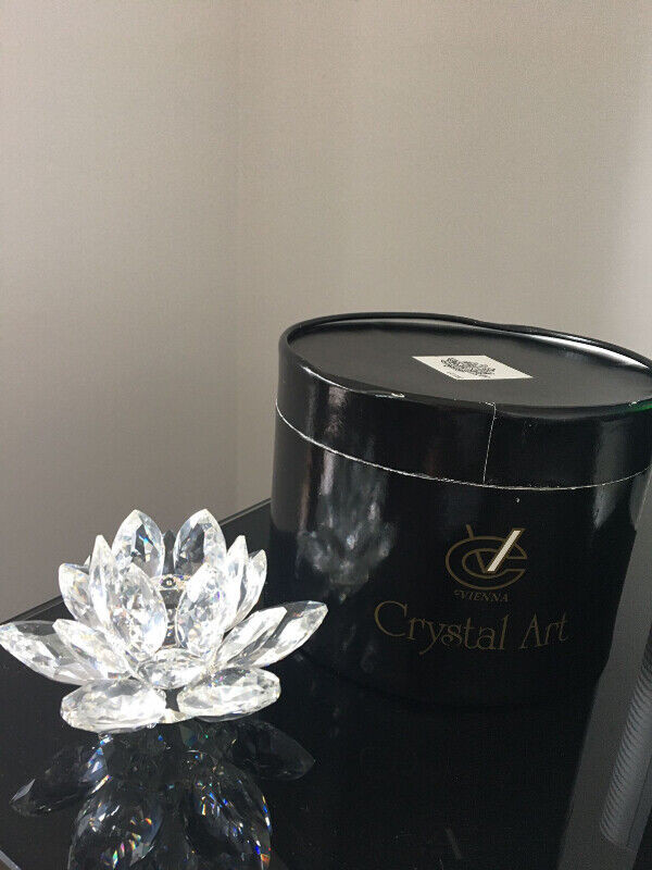 Lotus Flower Crystal Figurine with box - mint condition in Arts & Collectibles in Markham / York Region - Image 2