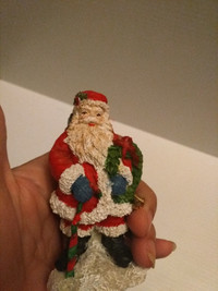 Christmas Figurine: Santa Claus with wreath 4" Hand-Painted