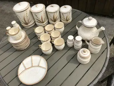 Service de poterie Laurentienne en grès moucheté Comporte 8 tasses à café et soucoupes 1 plat 2 sali...