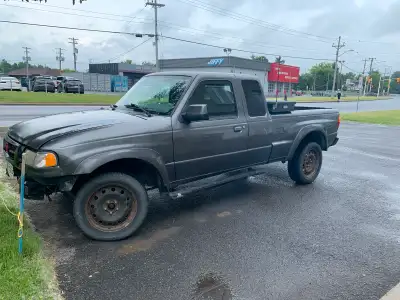 Bonjour! J'offre mon Mazda B3000 2006, un camion robuste avec des spécifications clés telles qu'un m...