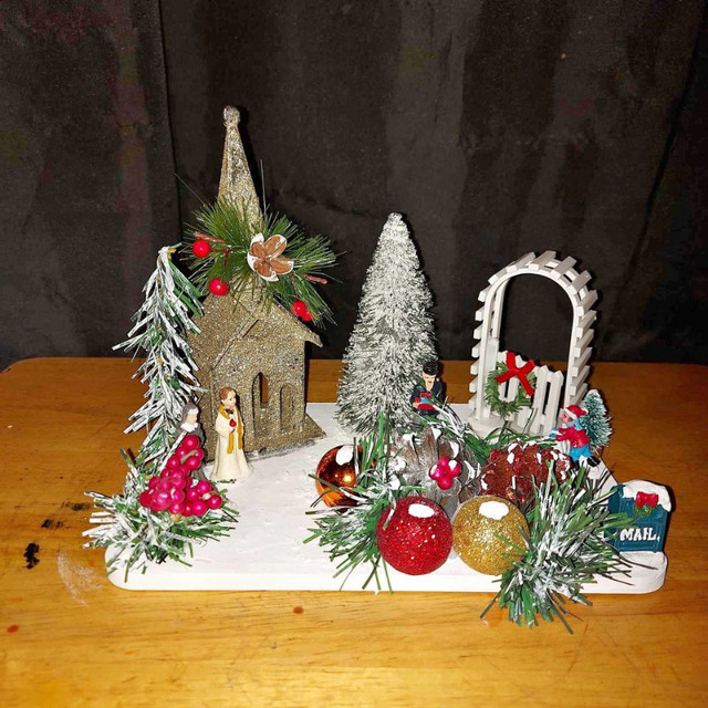 Christmas Center Piece - No Lights - $15.00 in Holiday, Event & Seasonal in Belleville
