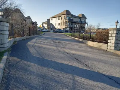 Secteur Lauzon près de tous les services (ex. épicerie, pharmacie) et la piste cyclable passe tout p...