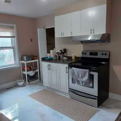Bright upper floor room needs a girl roommate