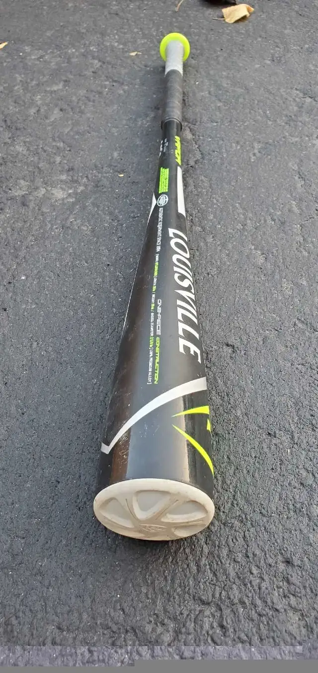 29" LOUISVILLE  SLUGGER VAPOR 20oz.  Premium Alloy Baseball Bat  in Baseball & Softball in Barrie - Image 3