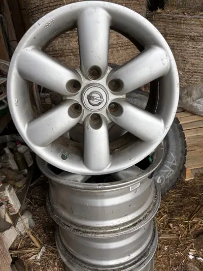 4 Mags pour Nissan Titan 2014 18 pouces Très propre Avec capteurs de pression