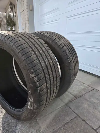 Deux (2) pneus d'été P285/40R20 108V Goodyear Eagle Sport A/S. Run Flat Mercedes d’origine (MOE). Di...