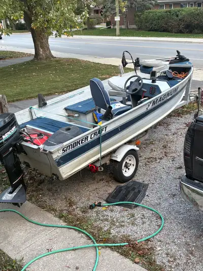 14.5ft boat No leaks great boat got all paperwork..comes fish finder 50lbs trolling motor 25hp elect...