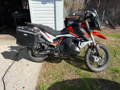 Selling my 2022 KTM 890 Adventure r as things have changed and I no longer ride it. Heated f/r seats...