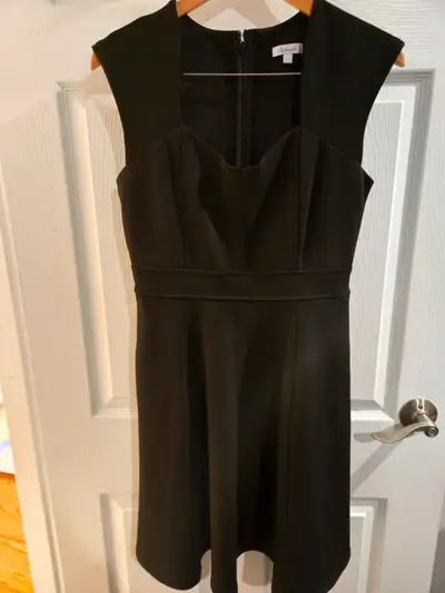 Has side pockets. Pick up in Millwoods.
