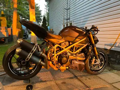 Up for sale is my Ducati Streetfighter 1098s, a true Italian beast with a 1098cc engine and unmistak...