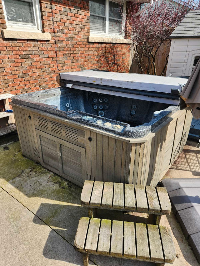 Hot tub  in Hot Tubs & Pools in St. Catharines