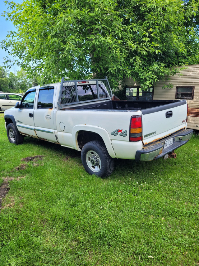 2004 GMC 2500HD 4 DOOR CREWCAB 4X4 DURAMAX 6.6 LITER DIESEL in Cars & Trucks in Brockville - Image 4