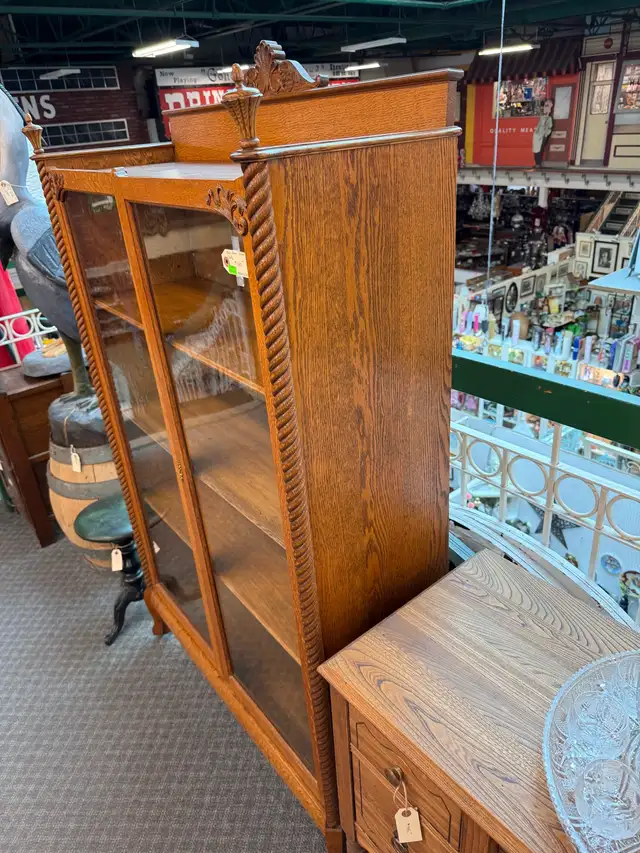 Beautiful solid oak display cabinet  in Hutches & Display Cabinets in Edmonton - Image 5