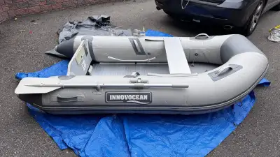 INFLATABLE BOAT 8' with aluminum floor, 2 oars and manual pump + used for 2 seasons, never with moto...