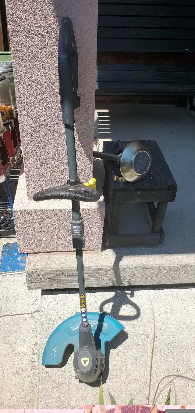 Yardworks and Ryobi Electric Weed Trimmer 14 in. in Lawnmowers & Leaf Blowers in City of Toronto - Image 9