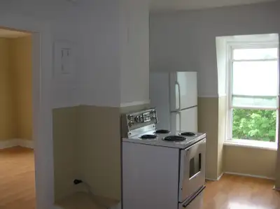 Two Bedroom Apartment on the third floor. Walk to downtown. Close to shopping, schools and bus route...