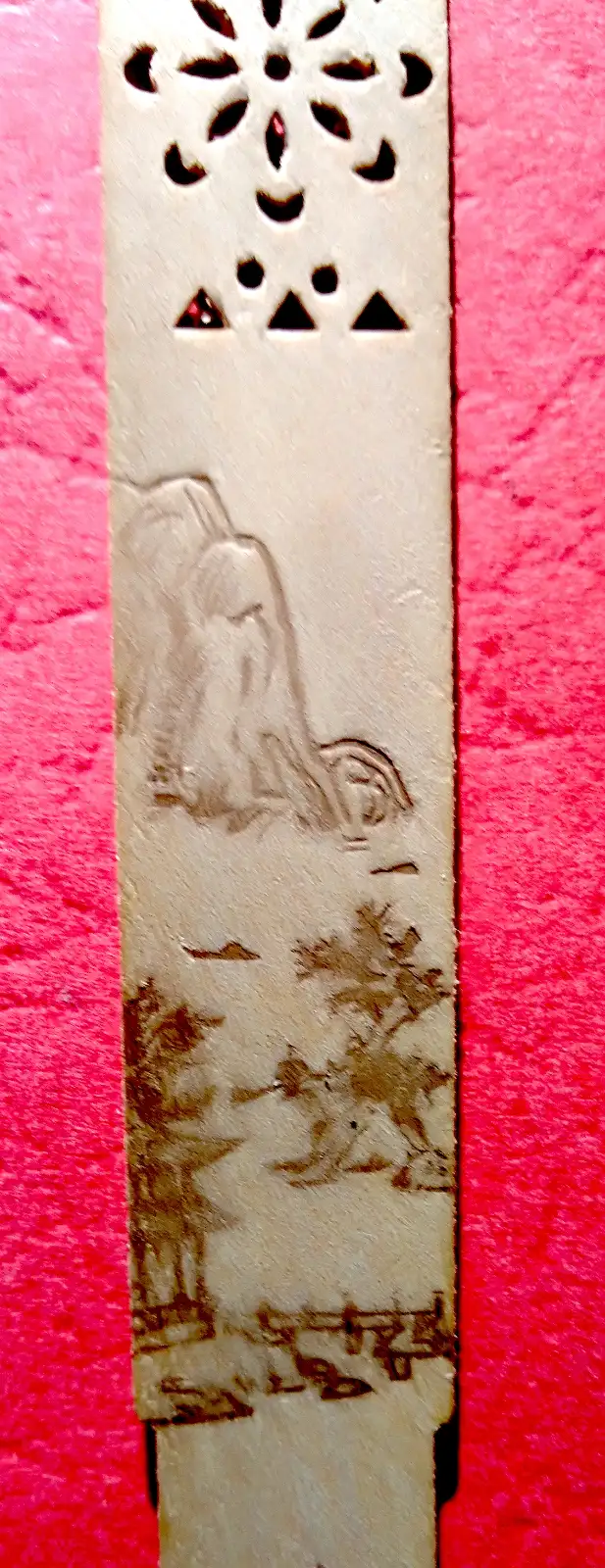 MARQUE-PAGE bois taillé, gravure et texte chinois in Arts & Collectibles in Longueuil / South Shore - Image 3