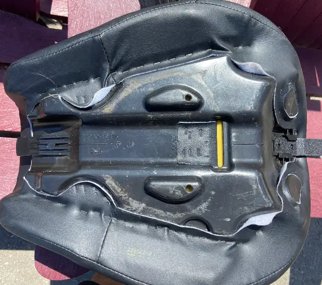 2011 Harley Dyna reduced reach seat in Motorcycle Parts & Accessories in Hamilton - Image 4