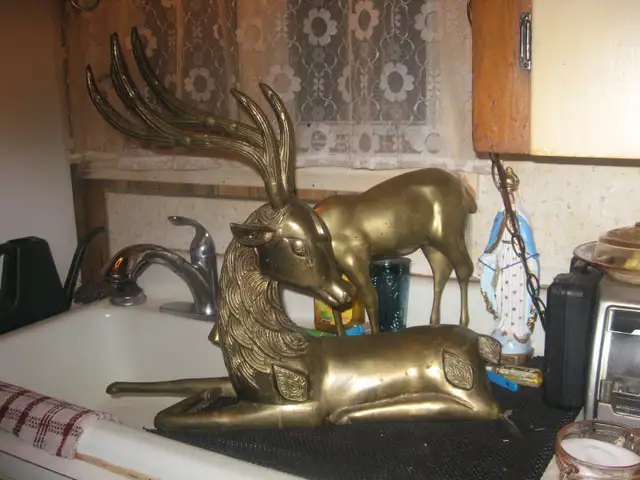 chevreuil en brass massif 500$ in Arts & Collectibles in Rimouski / Bas-St-Laurent - Image 2