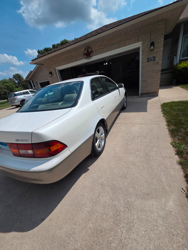 1998 Lexus ES300 4 Door Sedan in Cars & Trucks in Owen Sound - Image 2