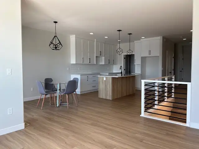 SYLVAN LAKE AB. NEW WALKOUT DUPLEX ON HUGE LOT IN 45+ CLOSE63782602080131123
