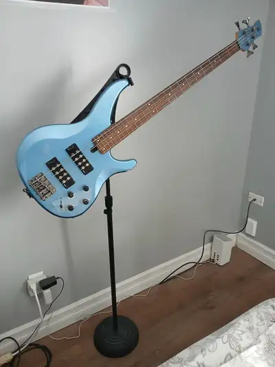 TRBX304 Yamaha Bass & 150 watt Ampeg amp & case, View more