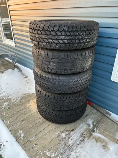 Five 255/70R18 tires for sale mounted on jeep rims. 5X5 bolt pattern. One tire new. Two tires with 5...
