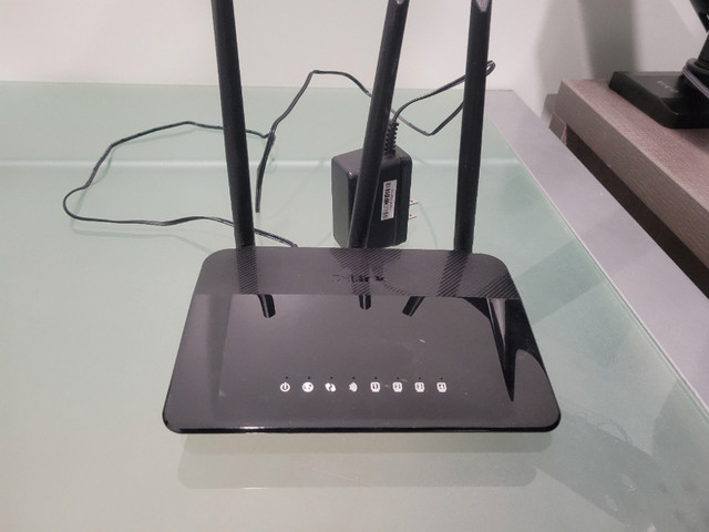 Routers - ASUS, On Hub, D-Link in Networking in Sarnia