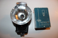 AGFALUX flash antique,type 6875,pour flashbulb,fonctionne bien.