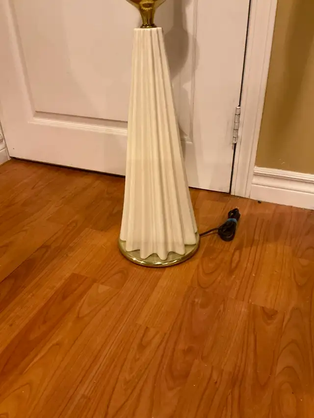 Mid century lamp for sale in Home Décor & Accents in Calgary - Image 3