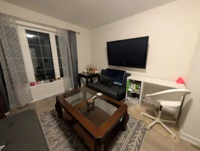 Beautiful and spacious two-story apartment in a desirable area of Oakville. 1 minute to the Hospital...