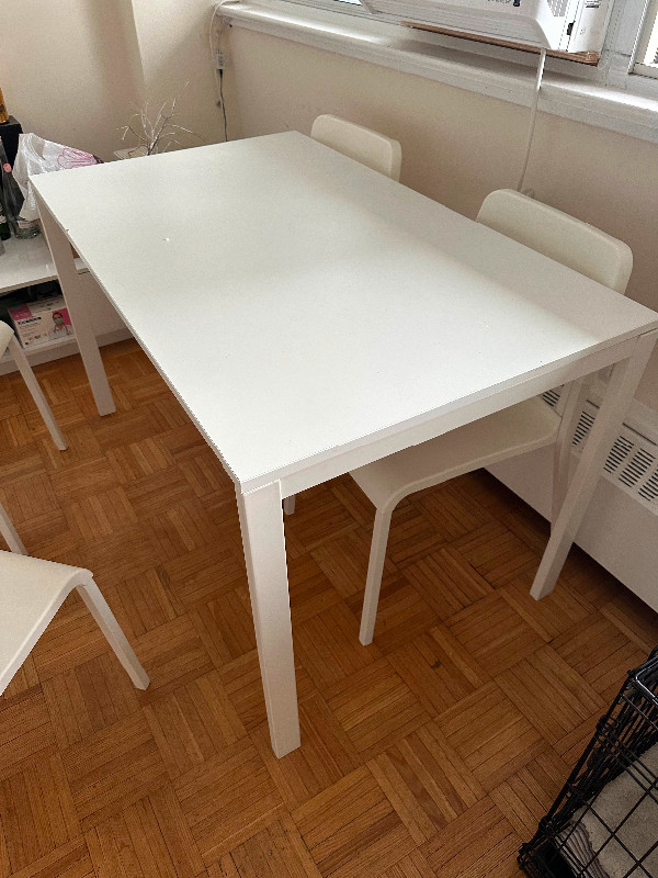 $60White dining table with 4 chairs.$60 in Dining Tables & Sets in City of Toronto - Image 2