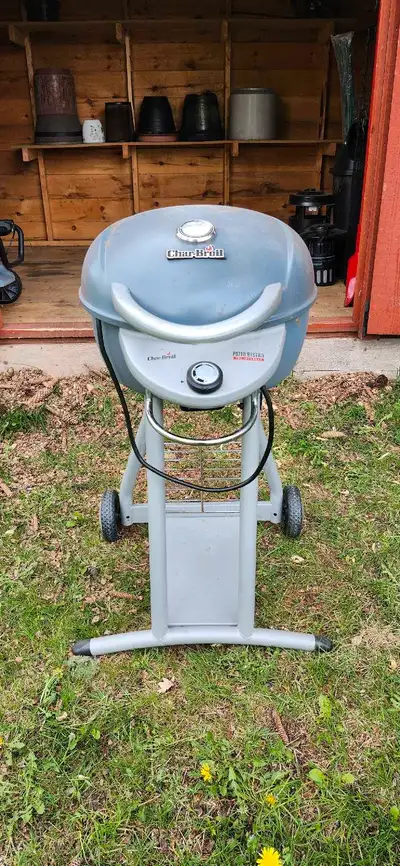 This is a used Char-Broil Patio Bistro electric BBQ, perfect for small spaces. It's in fair conditio...