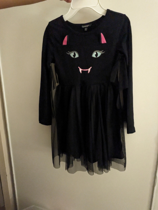 Girl Dracula dress for Halloween size M (7/8) $15 OBO in Kids & Youth in City of Toronto - Image 2