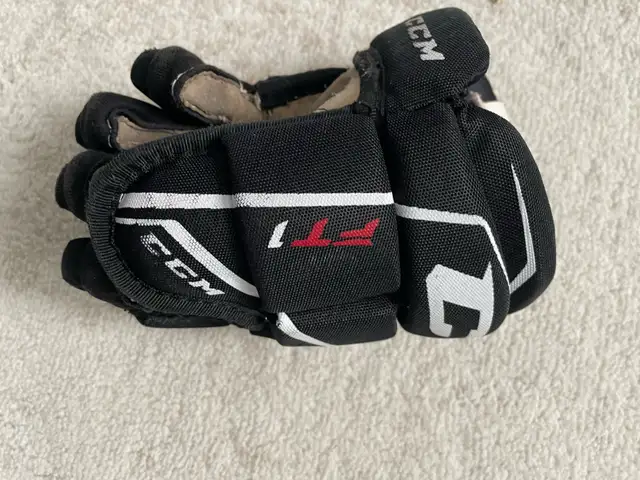CCM Youth hockey gloves Jetspeed FT1 9” in Hockey in Oakville / Halton Region - Image 6