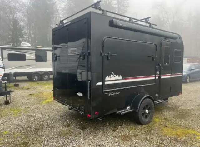 2021 Intech Discovery Travel Trailer Toy Hauler in Travel Trailers & Campers in Mission - Image 4