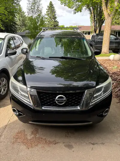 2013 Pathfinder 265000 km Is only front wheel drive - switch for AWD not working. Winter tires on ri...