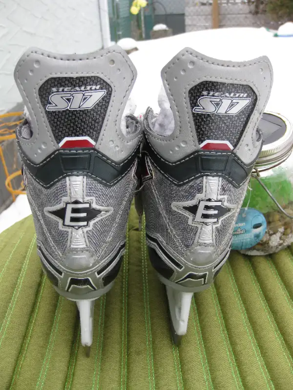 Youth EASTON Stealth S17 Ice Hockey Skates Size 11.5 EE VGC in Hockey in Winnipeg - Image 7