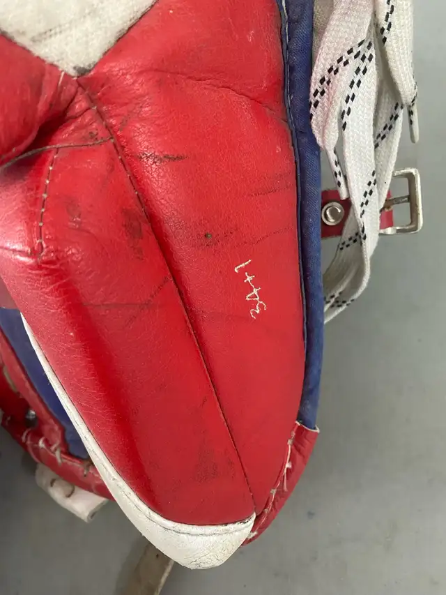 Goalie pads & gloves (34"+1) in Hockey in Markham / York Region - Image 5