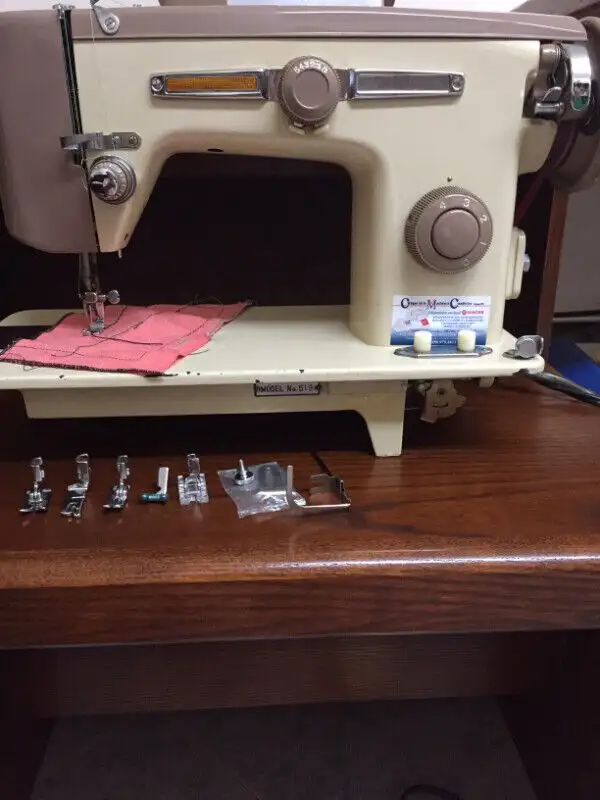 Sewing Machine**Omega**Machine à Coudre in Hobbies & Crafts in Laval / North Shore - Image 4