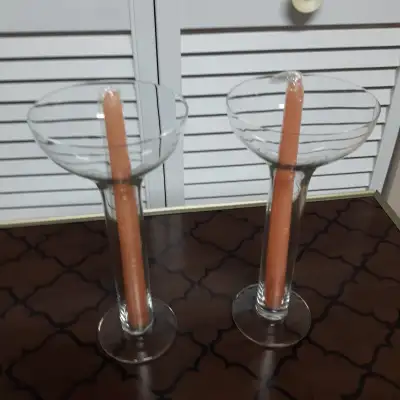 2 beaux grands chandeliers neufs en verre épais de 10 pouces de haut et ses chandelles neuves. Idéal...