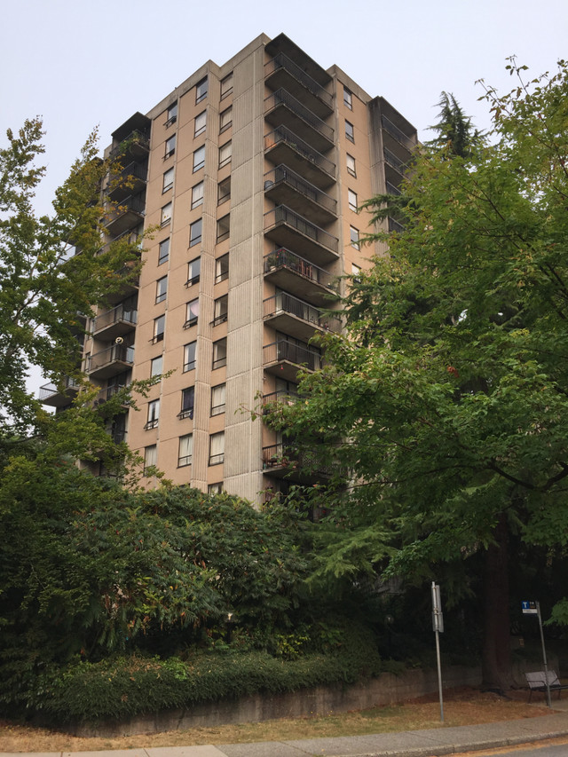 The Hillridge; Large, 1 B/R corner apartment in Long Term Rentals in North Shore